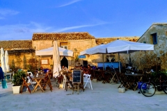 Suruq, bar in piazza